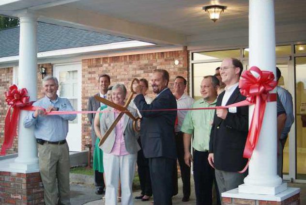 Mayor Brad Hanley cutting the ribbon